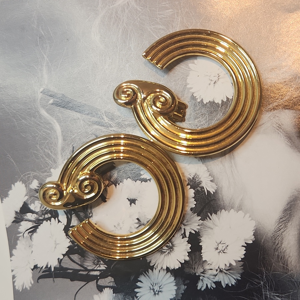 Vintage Gold Swirl Clip on Earrings